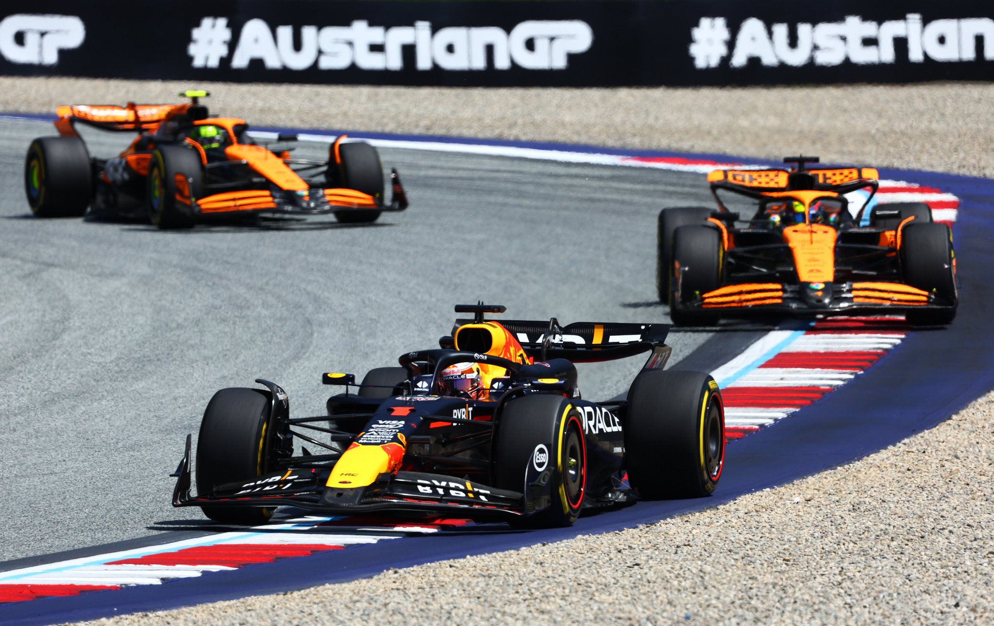 Max Verstappen triunfa en el sprint austriaco frente a unos McLaren cercanos y peleones
