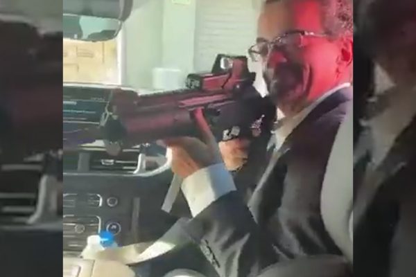 Destituido el embajador del Reino Unido en Mxico por un vdeo en el que apunta con un fusil a un empleado de la embajada