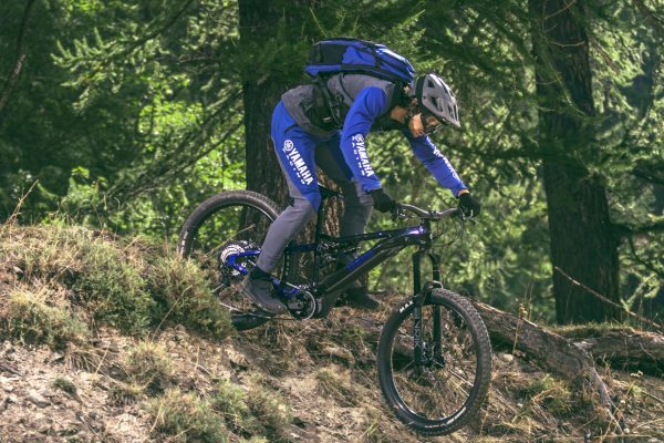 En esencia es una Yamaha de Enduro pero en formato ebike All Mountain con motor eléctrico, y tendrás que adquirirla en el concesionario