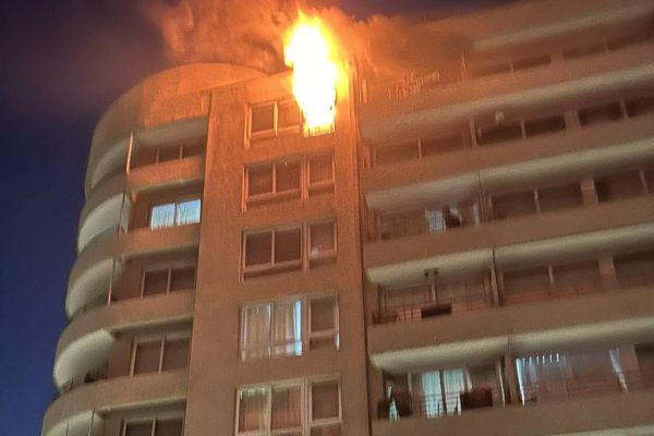 Incendio en piso 16 obligó a evacuar edificio en Santiago