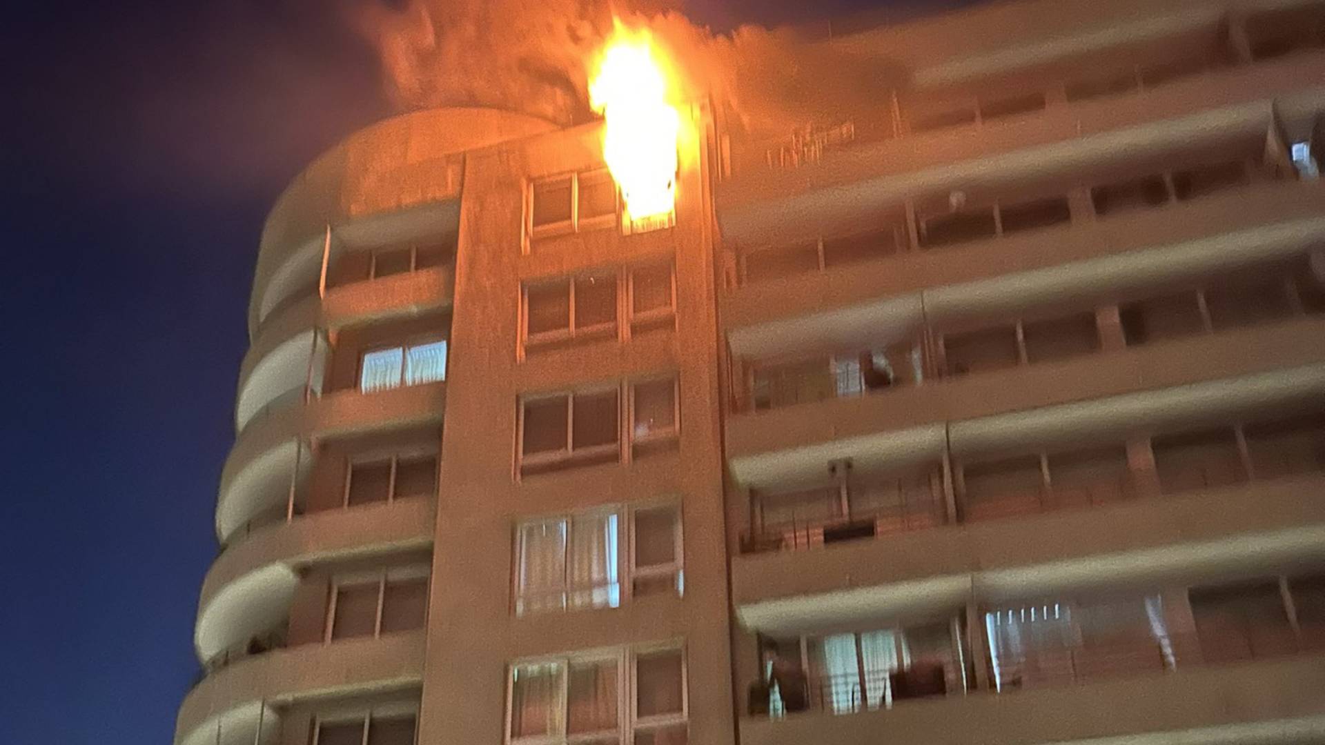 Incendio en piso 16 obligó a evacuar edificio en Santiago