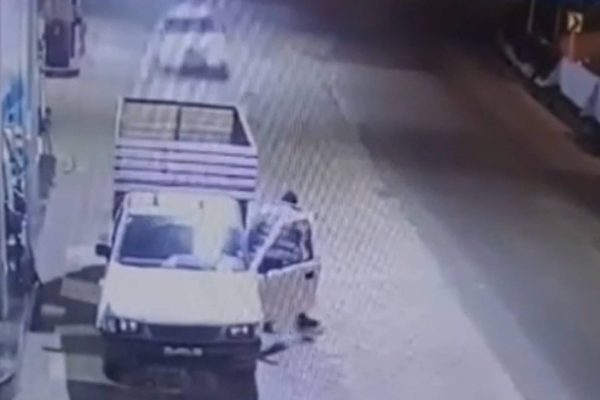 VIDEO - Conductora ebria fue detenida: impactante choque de auto contra camioneta en bencinera de Valparaíso