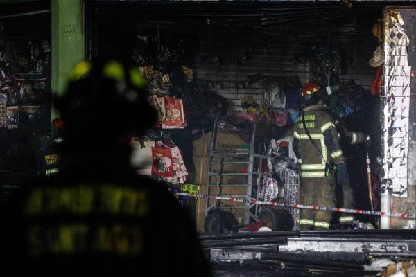 VIDEOS - Incendio afectó a tres locales del Barrio Meiggs: 200 bomberos trabajaron para sofocarlo