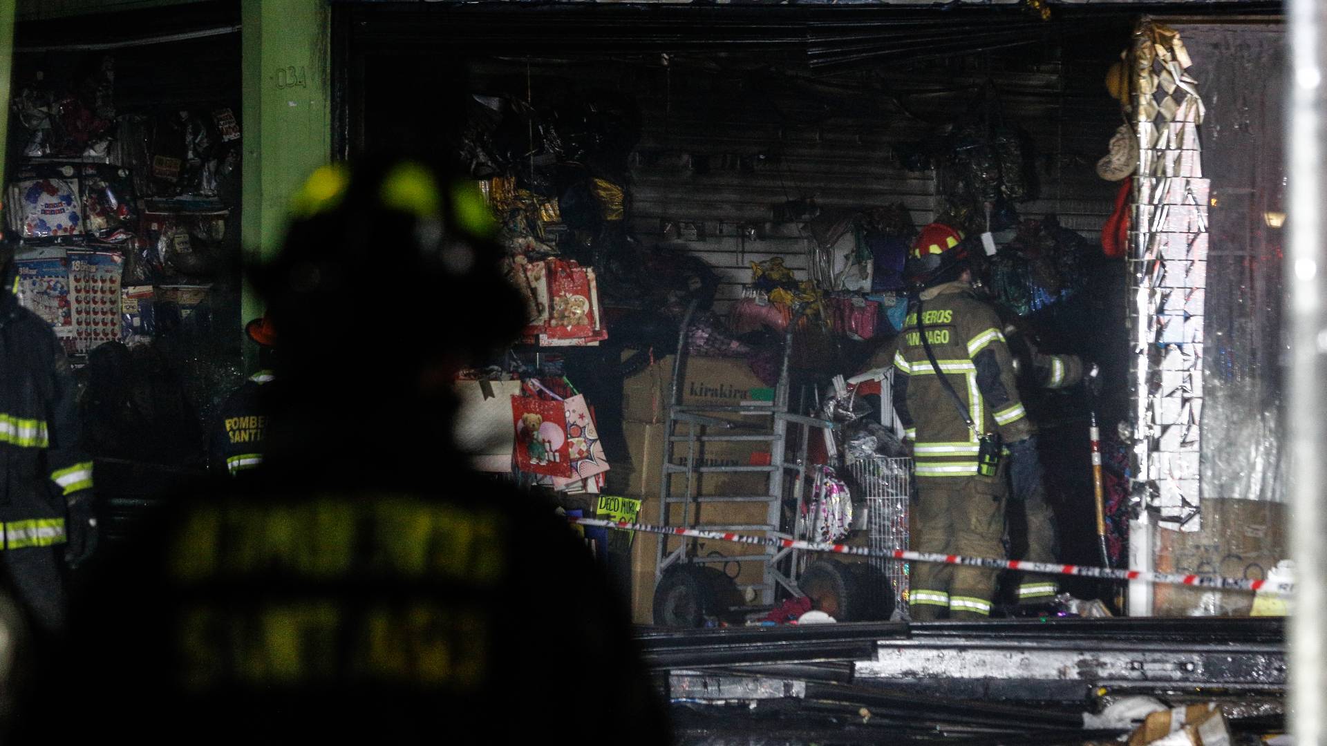 VIDEOS - Incendio afectó a tres locales del Barrio Meiggs: 200 bomberos trabajaron para sofocarlo