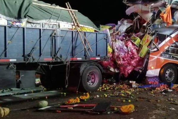 Dos muertos dejó choque de bus con camión en Paine