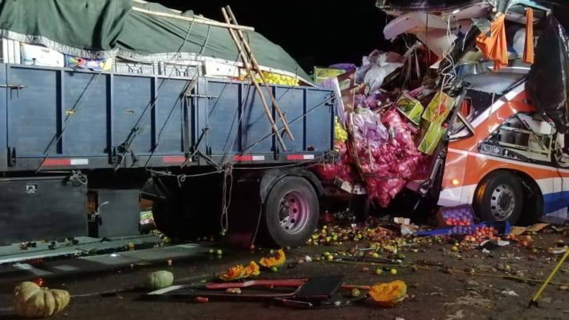 Dos muertos dejó choque de bus con camión en Paine
