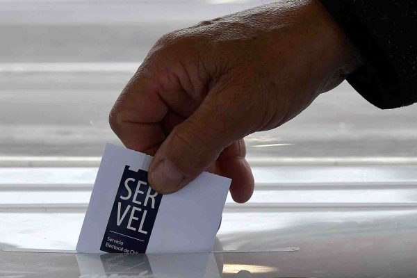 Encuesta Cadem: 52% votaría por candidato de la oposición en las municipales y 35% por uno oficialista