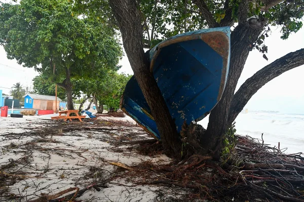 El huracn Beryl, elevado a categora 5, causa fuertes destrozos y cuatro muertos en el Caribe