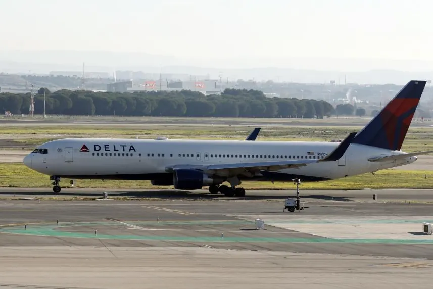 Un vuelo de Delta se desva a Nueva York sin concluir su trayecto tras servir comida en mal estado