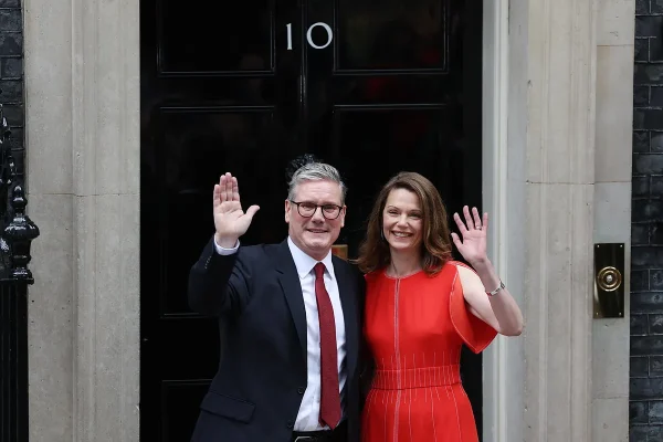 Quin es Lady Vic, la esposa 'invisible' de Keir Starmer se convierte en 'primera dama'