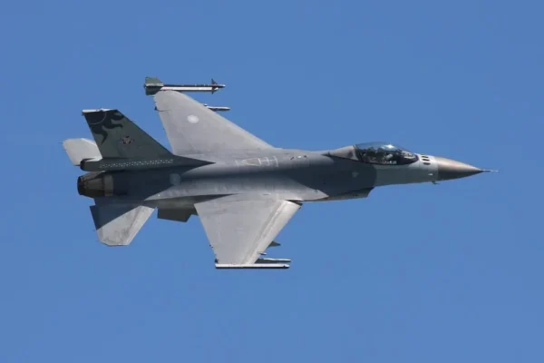 Pases Bajos promete enviar "sin demora" a Ucrania aviones de combate F-16