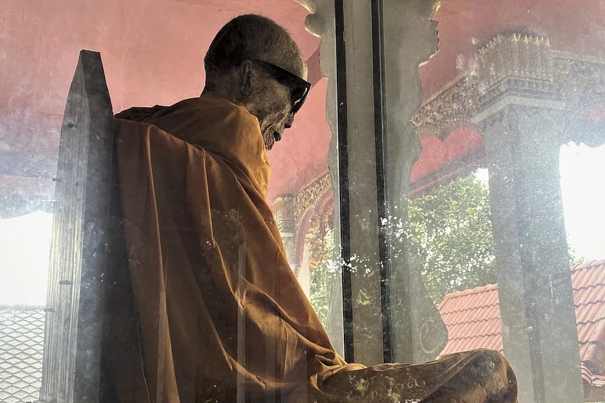 El monje momificado que usa gafas de sol y cra lagartos en las cavidades de su cuerpo