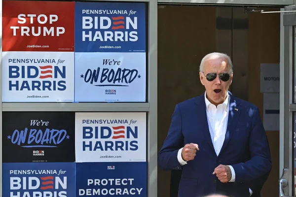 Biden trata de poner a las bases del partido contra "las lites" para defenderse de quienes quieren que abandone