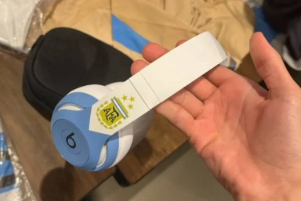 Messi regala 23 auriculares personalizados a todos sus compaeros de la Seleccin Argentina antes de jugar la final de la Copa Amrica