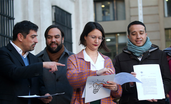 Alcaldes de izquierda presionan por ampliar subsidios ante alza de luz