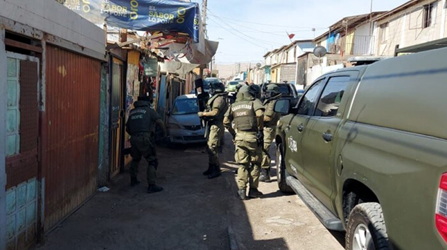 Operativo en Santiago desactiva banda político-delictual: 13 detenidos