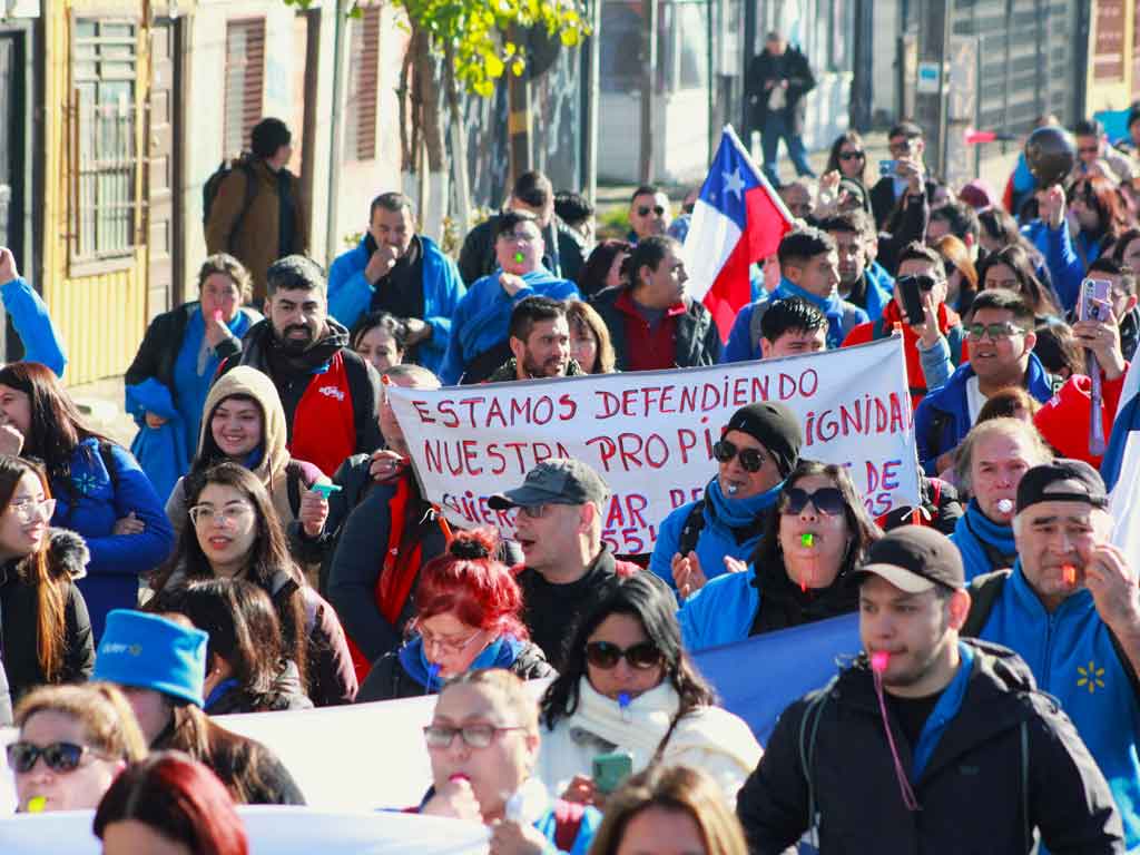 Trabajadores de WalMart deponen paro