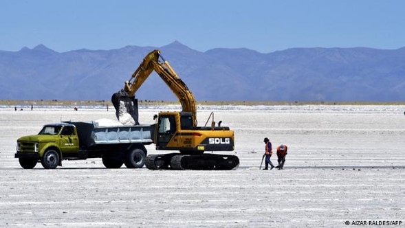 Gigante galo lanza planta de litio y destaca atractivo de Argentina sobre Chile