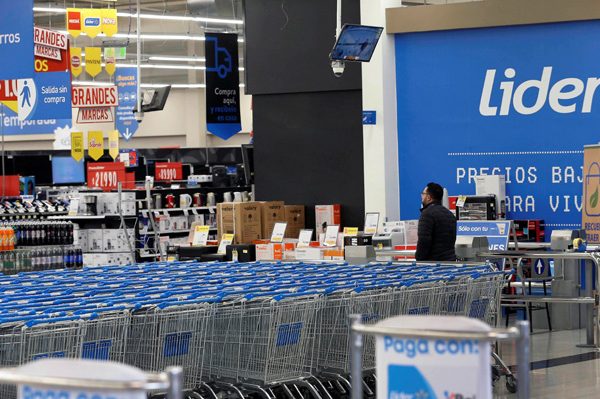 Huelga moviliza a más de 10 mil trabajadores de Walmart Chile