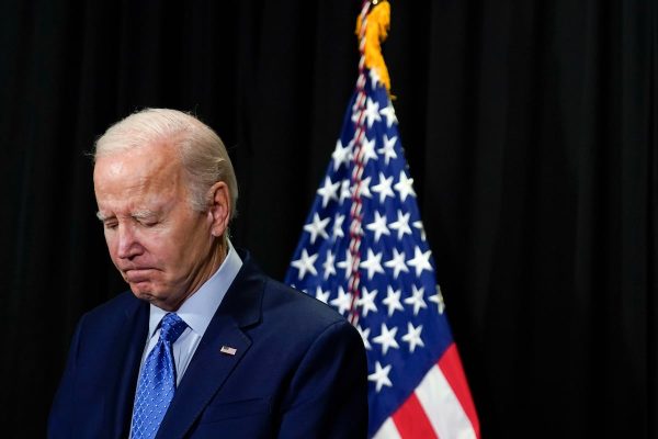 Nuevas encuestas amplían la ventaja de Trump y elevan la presión para que Biden se retire | Elecciones USA