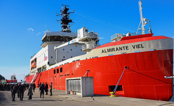 Armada entregó «Almirante Óscar Viel», primer rompehielos hecho en Chile