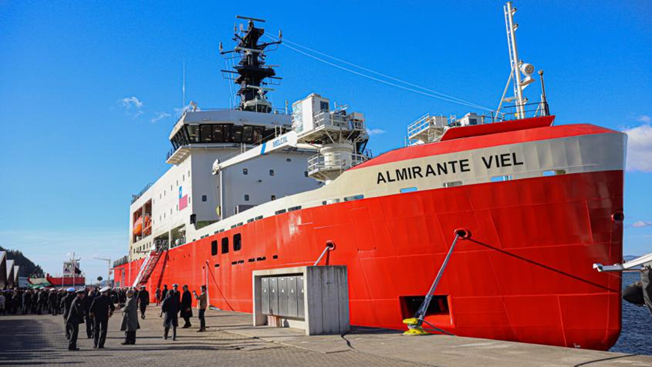 Armada entregó «Almirante Óscar Viel», primer rompehielos hecho en Chile
