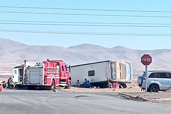 Volcamiento de bus de dos pisos en el norte deja 2 muertos y 27 heridos