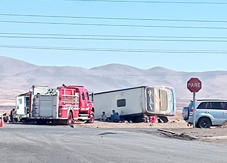 Volcamiento de bus de dos pisos en el norte deja 2 muertos y 27 heridos