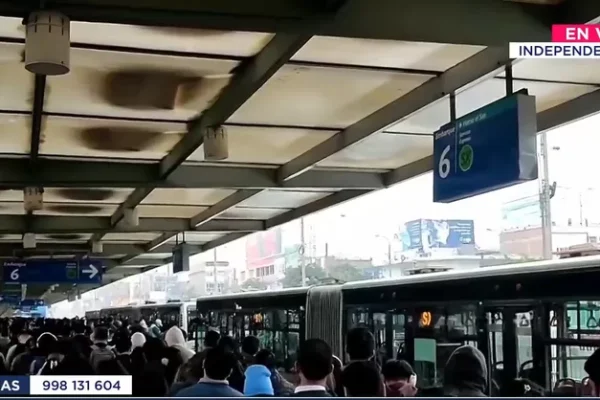 Retrasos en el Metropolitano por avería de bus en estación Naranjal