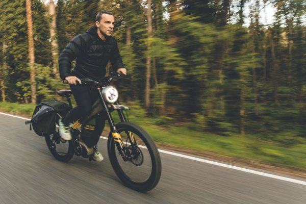 Brutal motor de 114 Nm, casi 200 km de autonomía, en una scrambler para la que no necesitas carnet ni seguro y que no gasta gasolina