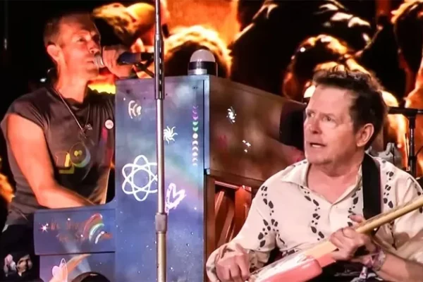 Michael J. Fox tocó la guitarra junto a Coldplay