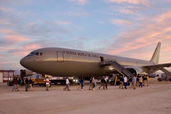 Más de 40 extranjeros fueron expulsados del país en avión FACH