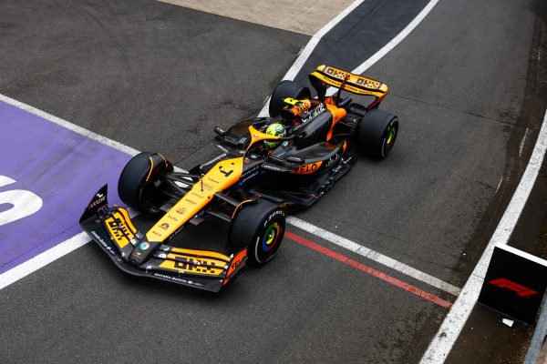 Lando Norris comienza al frente en la FP1 en una sesión movidita en Silverstone