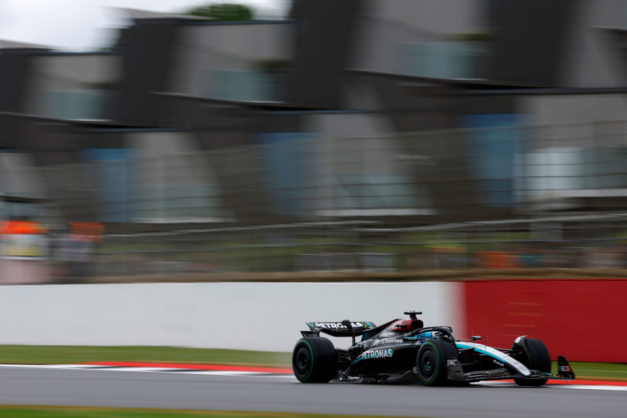 Mercedes marca el ritmo en FP3 sobre un Circuito de Silverstone empapado por la lluvia