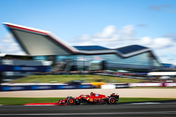 La lluvia alivia los problemas de Carlos Sainz y Fernando Alonso en Silverstone