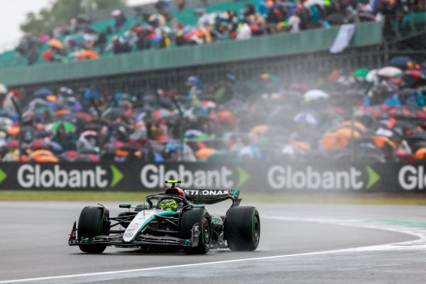 Lewis Hamilton vuelve al triunfo de forma emocionante en un cambiante Gran Premio de la Gran Bretaña