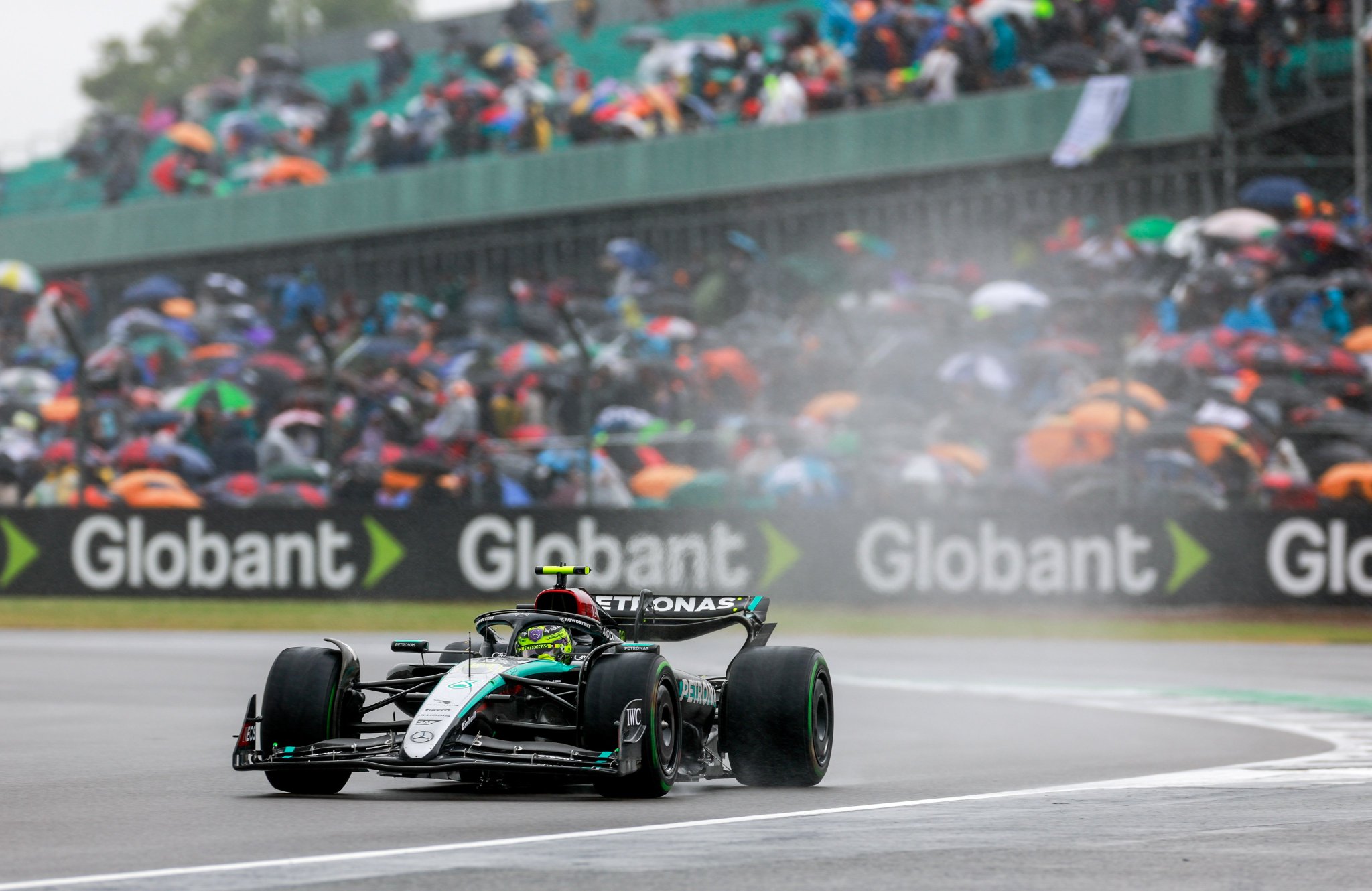 Lewis Hamilton vuelve al triunfo de forma emocionante en un cambiante Gran Premio de la Gran Bretaña