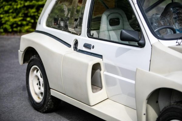 Llevar un coche de carreras por la calle es técnicamente posible, aunque tiene ciertos contras