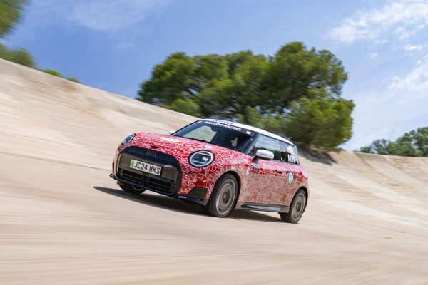 El próximo MINI John Cooper Works tendrá una versión muy divertida, pero controvertida, que debutará en Goodwood 2024