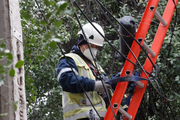 "Impresentable": alcaldes de las comunas con más hogares sin luz están indignados por la demora de Enel en reponer el servicio