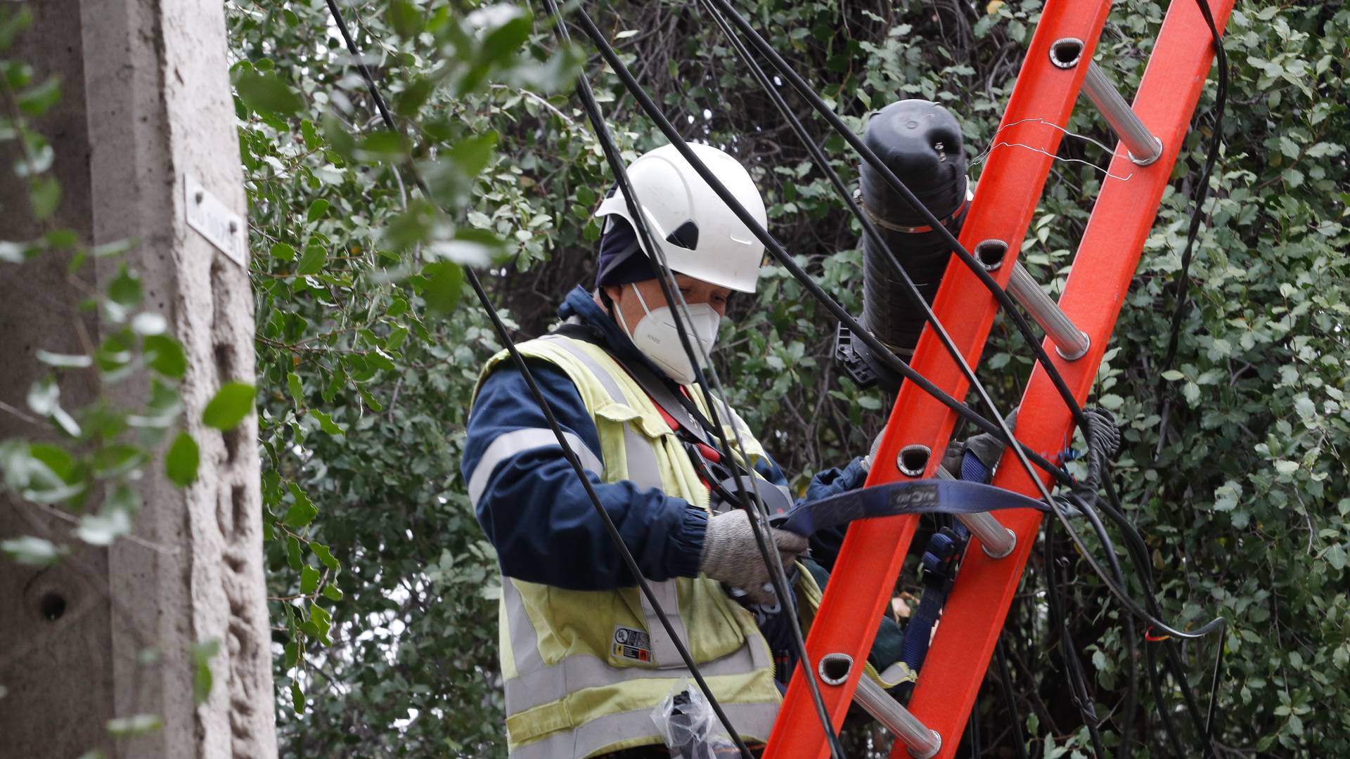 "Impresentable": alcaldes de las comunas con más hogares sin luz están indignados por la demora de Enel en reponer el servicio