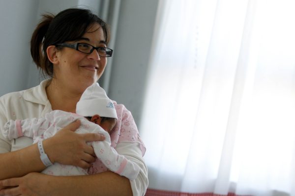 Postnatal de un año: los múltiples beneficios que implica su extensión y el obstáculo que debe sortear su tramitación en el Congreso