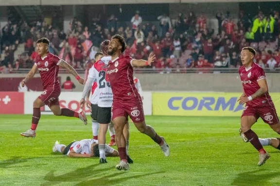 Deportes La Serena vence a Curicó y continúa en lo más alto de la tabla