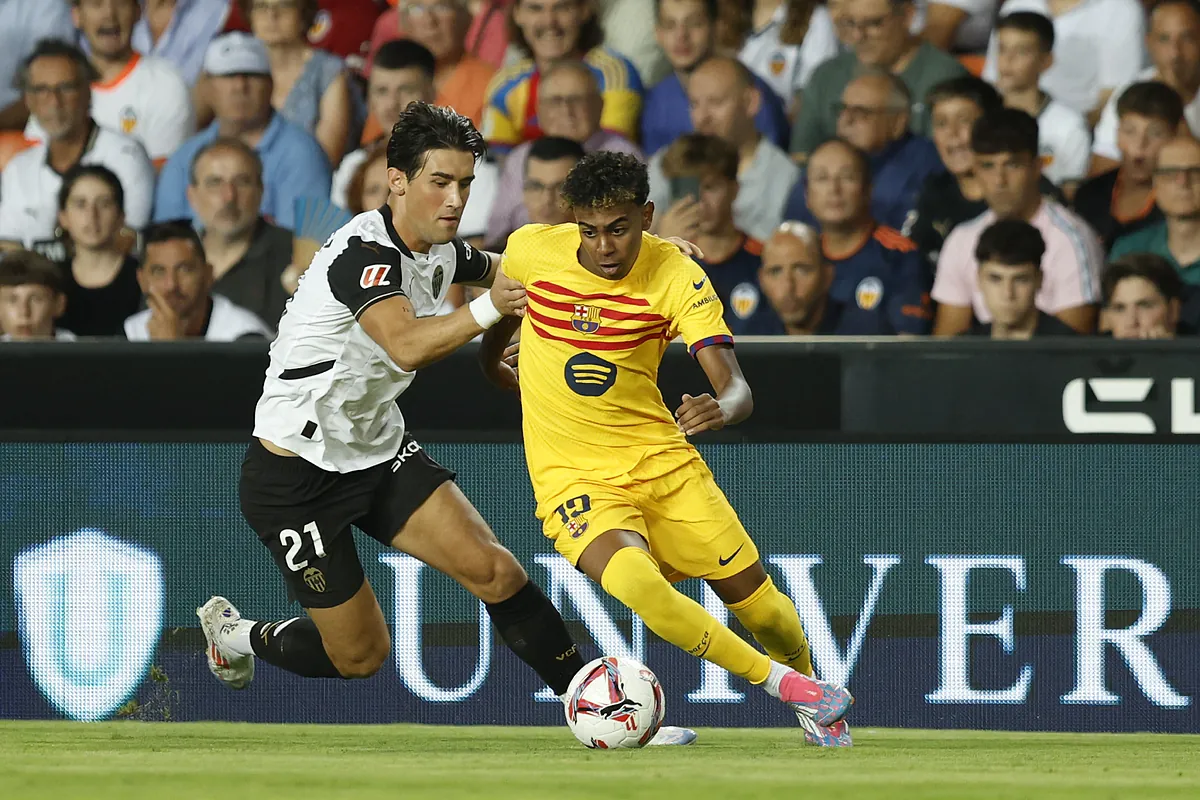 Lamine Yamal, arropado en Mestalla: el abrazo de Flick, un frreo marcaje y el aplauso del rival | LaLiga EA Sports 2024