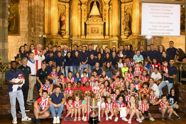 El fútbol sigue abrazando a Dios: ofrendas florales, Vírgenes, capellanes y la tradición religiosa que une a los clubes españoles | LaLiga EA Sports 2024