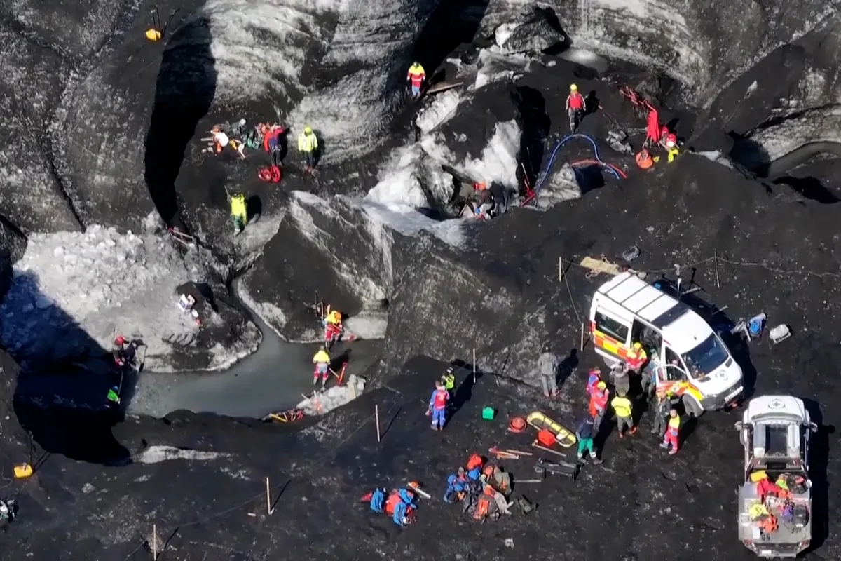 Un turista muerto y dos desaparecidos tras el derrumbe de una cueva de hielo en Islandia