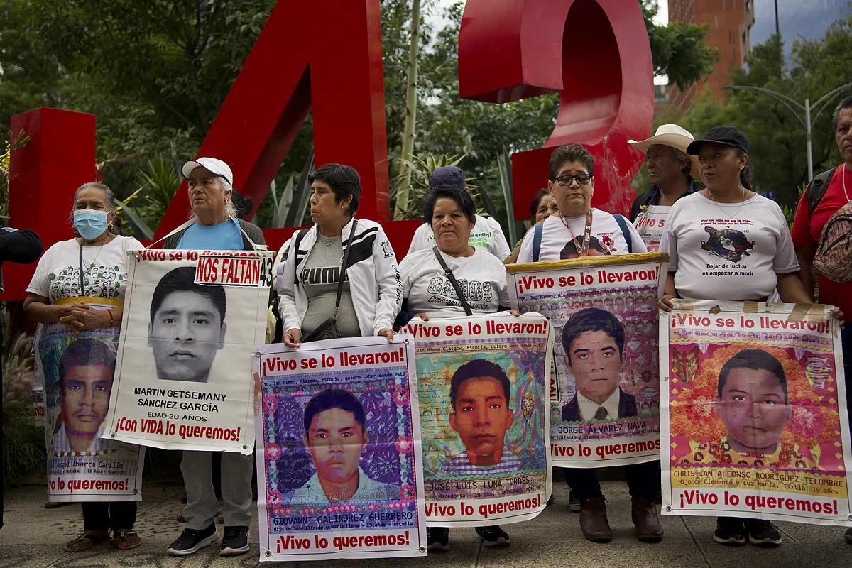 La incómoda 'verdad histórica' de los 43 de Ayotzinapa a casi 10 años de su desaparición forzada