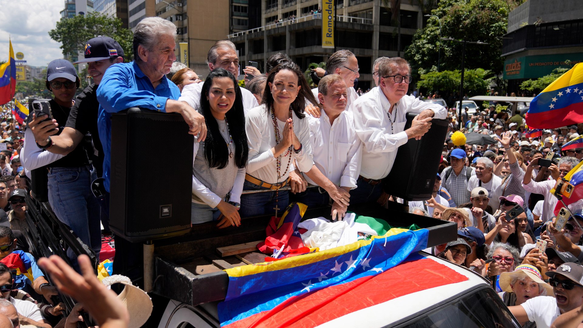 Miles de "valientes" arropan a María Corina Machado en medio de la persecución