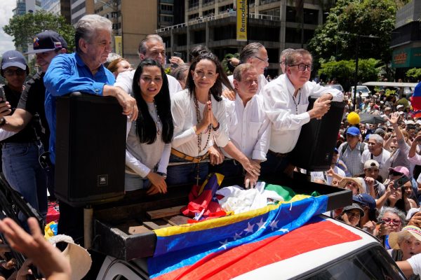 Miles de "valientes" arropan a María Corina Machado en medio de la persecución