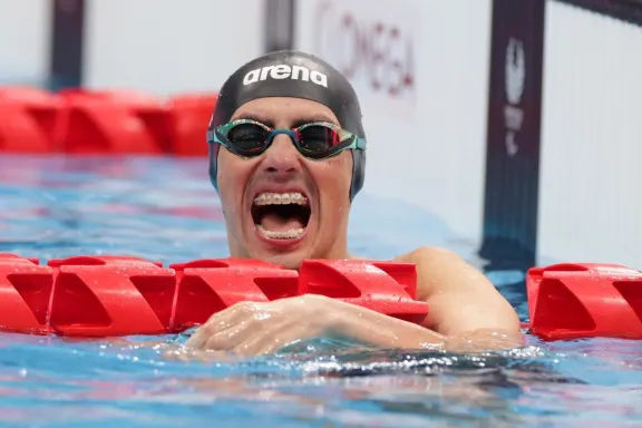 Agiganta su leyenda: Alberto Abarza se queda con la medalla de bronce en los 100 metros espalda